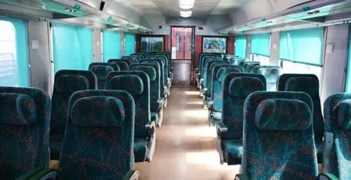 Express train travel between Delhi and Agra